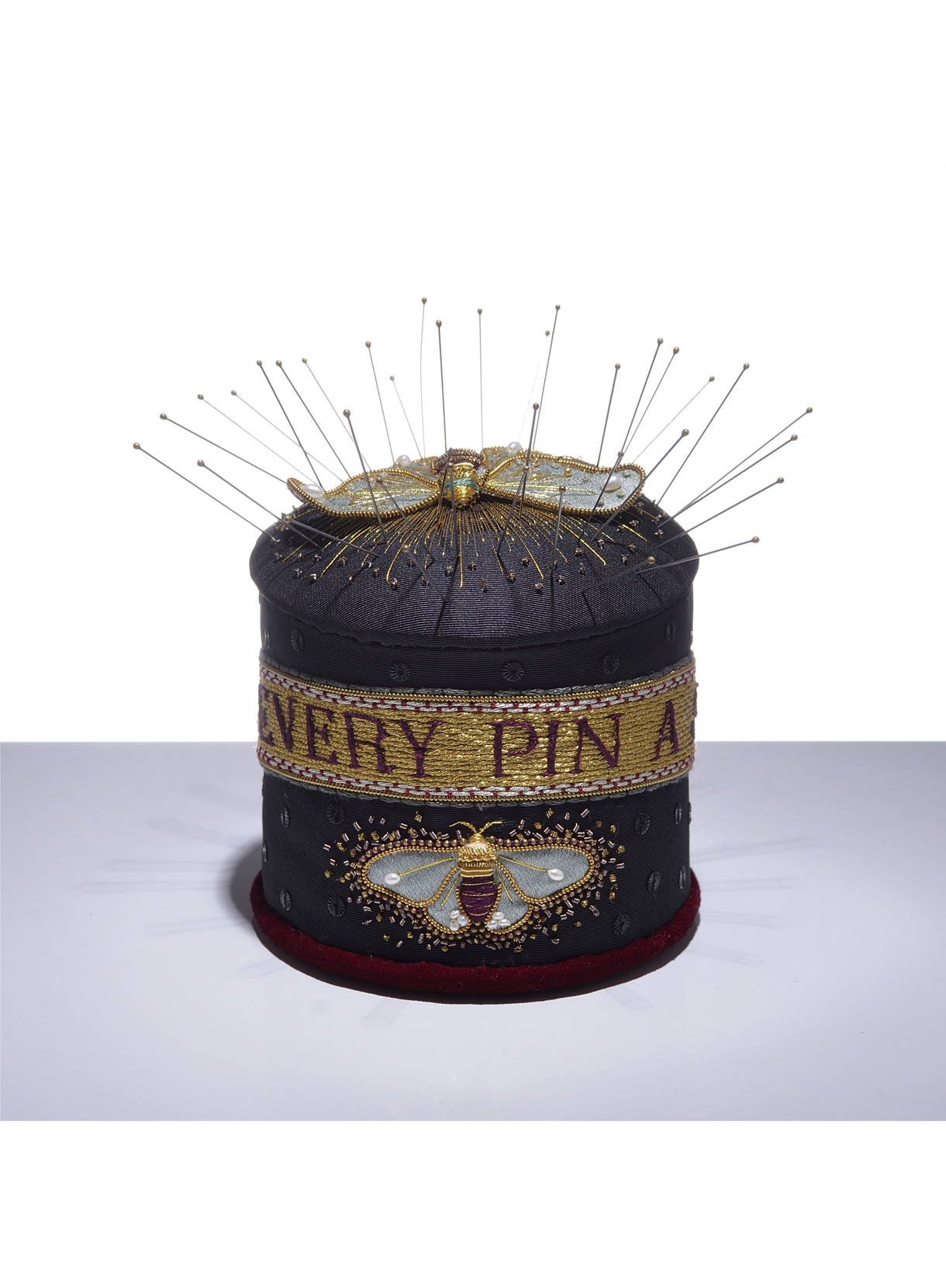 坂田あづみ《針刺し 針の数だけいたみがある / Pincushion For every pin a pain》