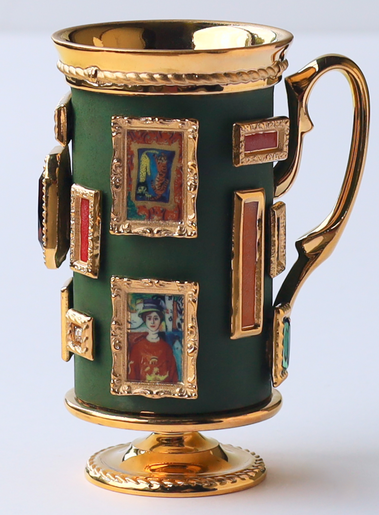 東金聖 / Hijiri Togane《壁が額縁で埋め尽くされた宇治色の美術館マグ / The Museum Mug — Uji-Hued Walls Adorned with Frames》