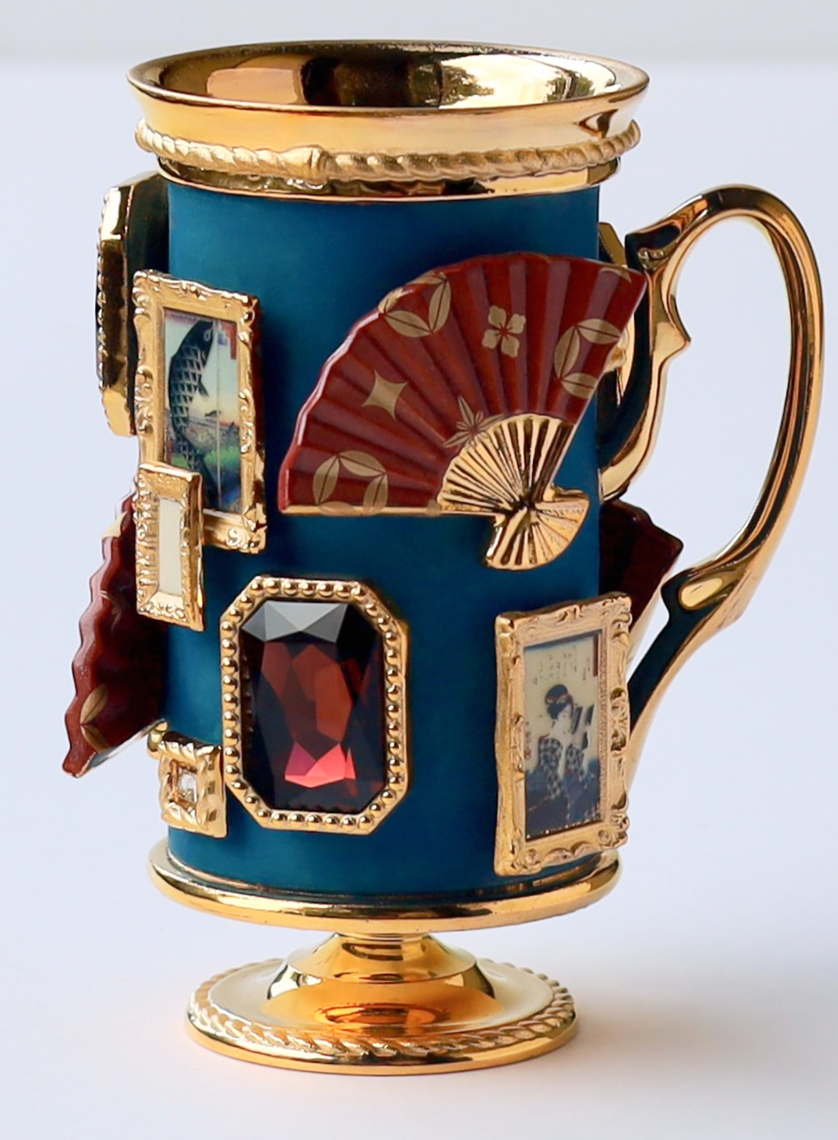 東金聖 / Hijiri Togane《扇子が粋な青い壁の美術館マグ / The Museum Mug — A Chic Blue Wall with a Fan》